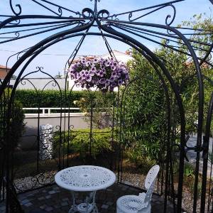 Luksuzna villa sa bazenom, velikom i uređenom okućnicom.