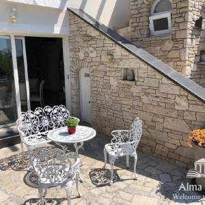 Luksuzna villa sa bazenom, velikom i uređenom okućnicom.