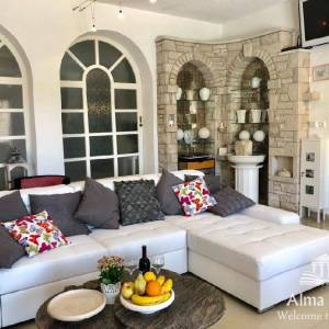 Luksuzna villa sa bazenom, velikom i uređenom okućnicom.