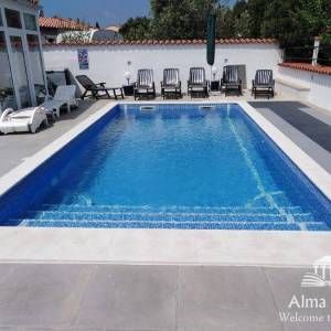 Luksuzna villa sa bazenom, velikom i uređenom okućnicom.