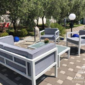 Luksuzna villa sa bazenom, velikom i uređenom okućnicom.