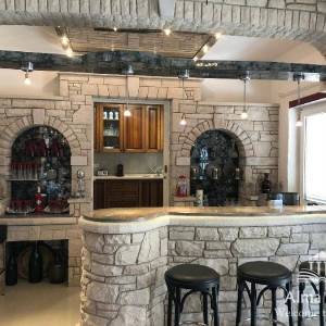 Luksuzna villa sa bazenom, velikom i uređenom okućnicom.