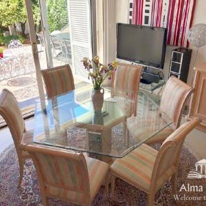 Luksuzna villa sa bazenom, velikom i uređenom okućnicom.