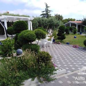 Luksuzna villa sa bazenom, velikom i uređenom okućnicom.