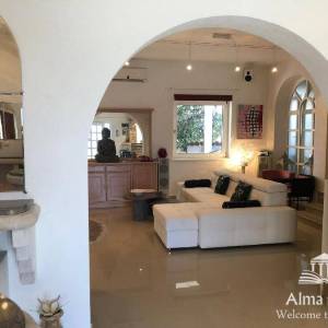 Luksuzna villa sa bazenom, velikom i uređenom okućnicom.