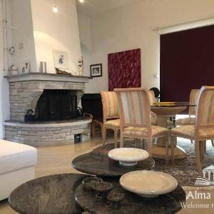 Luksuzna villa sa bazenom, velikom i uređenom okućnicom.