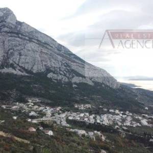 Makarska 11466 m2 zemljište uz planinu Biokovo