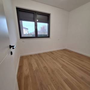 MAKSIMIR, Jordanovac- Vrhunski trosobni stan u prizemlju s privatnim vrtom i garažom