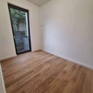 MAKSIMIR, Jordanovac- Vrhunski trosobni stan u prizemlju s privatnim vrtom i garažom