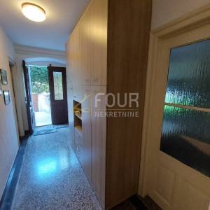 Mali Lošinj, Centar, dvije kamene starine blizu mora