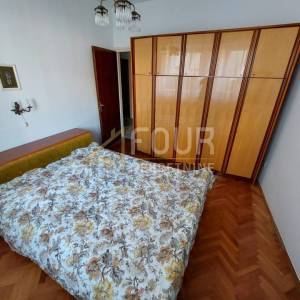 Mali Lošinj, Centar, dvije kamene starine blizu mora