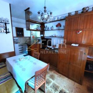 Mali Lošinj, Centar, dvije kamene starine blizu mora