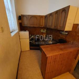 Mali Lošinj, Centar, dvije kamene starine blizu mora