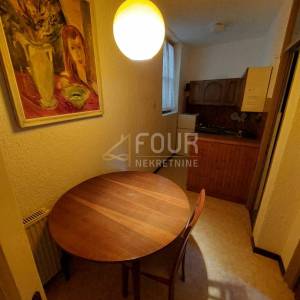 Mali Lošinj, Centar, dvije kamene starine blizu mora