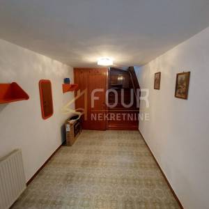 Mali Lošinj, Centar, dvije kamene starine blizu mora