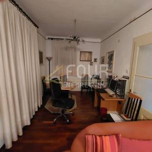 Mali Lošinj, Centar, dvije kamene starine blizu mora