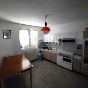 Mali Lošinj, Centar, dvije kamene starine blizu mora