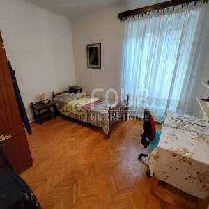 Mali Lošinj, Centar, dvije kamene starine blizu mora