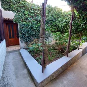 Mali Lošinj, Centar, dvije kamene starine blizu mora