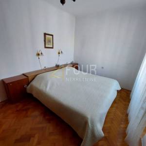 Mali Lošinj, Centar, dvije kamene starine blizu mora