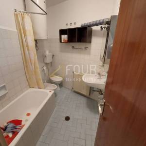 Mali Lošinj, Centar, dvije kamene starine blizu mora