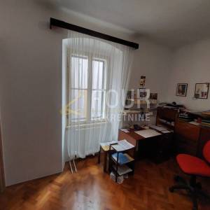 Mali Lošinj, Centar, dvije kamene starine blizu mora