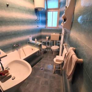 Mali Lošinj, Centar, dvije kamene starine blizu mora