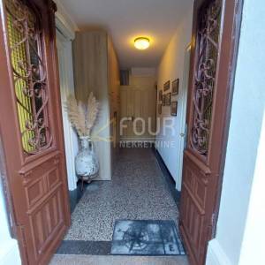 Mali Lošinj, Centar, dvije kamene starine blizu mora