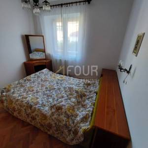 Mali Lošinj, Centar, dvije kamene starine blizu mora