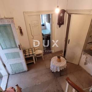 MALI LOŠINJ – Povijesna kamena kuća 450 m² u srcu Lošinja, 50 m od mora, idealna za boutique hotel ili Bed&Breakfast!