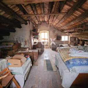 MALI LOŠINJ – Povijesna kamena kuća 450 m² u srcu Lošinja, 50 m od mora, idealna za boutique hotel ili Bed&Breakfast!