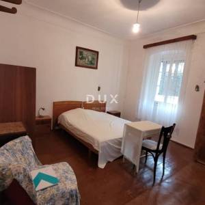 MALI LOŠINJ – Povijesna kamena kuća 450 m² u srcu Lošinja, 50 m od mora, idealna za boutique hotel ili Bed&Breakfast!