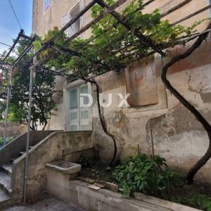 MALI LOŠINJ – Povijesna kamena kuća 450 m² u srcu Lošinja, 50 m od mora, idealna za boutique hotel ili Bed&Breakfast!