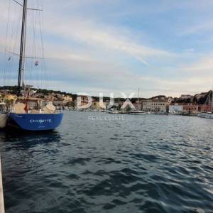 MALI LOŠINJ – Povijesna kamena kuća 450 m² u srcu Lošinja, 50 m od mora, idealna za boutique hotel ili Bed&Breakfast!