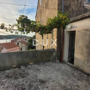 MALI LOŠINJ – Povijesna kamena kuća 450 m² u srcu Lošinja, 50 m od mora, idealna za boutique hotel ili Bed&Breakfast!