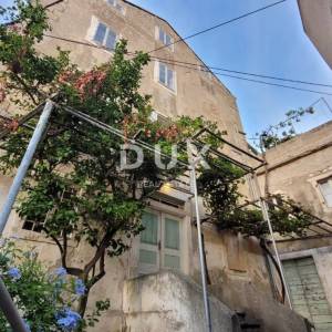 MALI LOŠINJ – Povijesna kamena kuća 450 m² u srcu Lošinja, 50 m od mora, idealna za boutique hotel ili Bed&Breakfast!