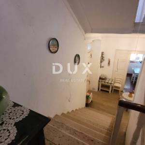 MALI LOŠINJ – Povijesna kamena kuća 450 m² u srcu Lošinja, 50 m od mora, idealna za boutique hotel ili Bed&Breakfast!