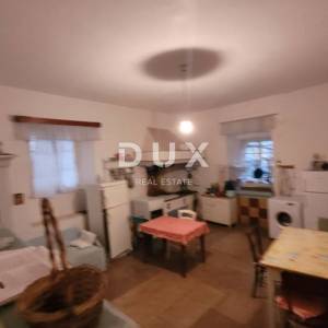 MALI LOŠINJ – Povijesna kamena kuća 450 m² u srcu Lošinja, 50 m od mora, idealna za boutique hotel ili Bed&Breakfast!