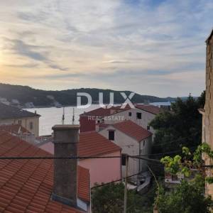 MALI LOŠINJ – Povijesna kamena kuća 450 m² u srcu Lošinja, 50 m od mora, idealna za boutique hotel ili Bed&Breakfast!