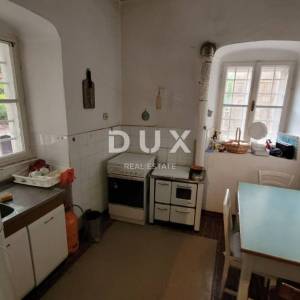 MALI LOŠINJ – Povijesna kamena kuća 450 m² u srcu Lošinja, 50 m od mora, idealna za boutique hotel ili Bed&Breakfast!