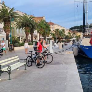 MALI LOŠINJ – Povijesna kamena kuća 450 m² u srcu Lošinja, 50 m od mora, idealna za boutique hotel ili Bed&Breakfast!