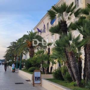 MALI LOŠINJ – Povijesna kamena kuća 450 m² u srcu Lošinja, 50 m od mora, idealna za boutique hotel ili Bed&Breakfast!