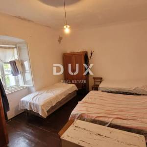 MALI LOŠINJ – Povijesna kamena kuća 450 m² u srcu Lošinja, 50 m od mora, idealna za boutique hotel ili Bed&Breakfast!