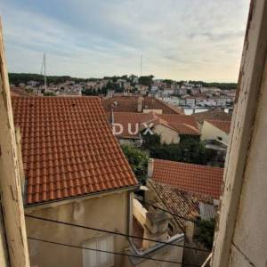 MALI LOŠINJ – Povijesna kamena kuća 450 m² u srcu Lošinja, 50 m od mora, idealna za boutique hotel ili Bed&Breakfast!