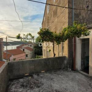 MALI LOŠINJ – Povijesna kamena kuća 450 m² u srcu Lošinja, 50 m od mora, idealna za boutique hotel ili Bed&Breakfast!