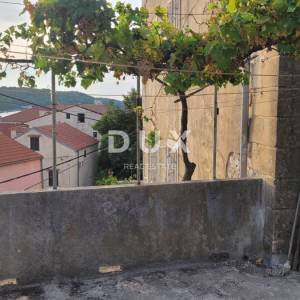 MALI LOŠINJ – Povijesna kamena kuća 450 m² u srcu Lošinja, 50 m od mora, idealna za boutique hotel ili Bed&Breakfast!