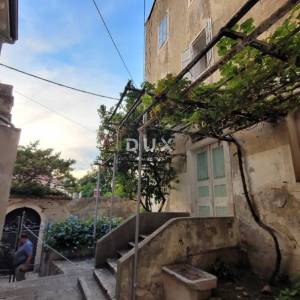 MALI LOŠINJ – Povijesna kamena kuća 450 m² u srcu Lošinja, 50 m od mora, idealna za boutique hotel ili Bed&Breakfast!