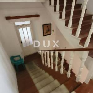 MALI LOŠINJ – Povijesna kamena kuća 450 m² u srcu Lošinja, 50 m od mora, idealna za boutique hotel ili Bed&Breakfast!