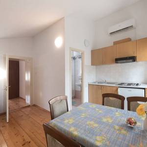 MALI LOŠINJ - stara vila s 6 apartmana 100 metara od mora