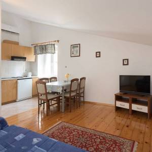 MALI LOŠINJ - stara vila s 6 apartmana 100 metara od mora